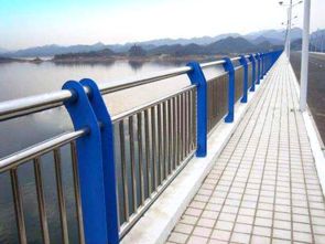 高鐵橋梁護(hù)欄廠家產(chǎn)品價(jià)格及防護(hù)欄特點(diǎn)解析